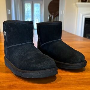 UGG Kids Black Suede Jona Boots Size 3 Side Snap Sheepskin Lined Cozy & Comfy 🖤